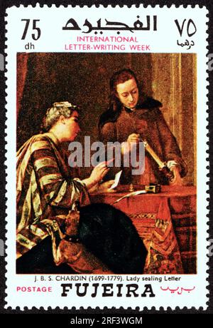 FUJEIRA - CIRCA 1968 : un timbre imprimé à Fujeira montre une dame scelleuse, peinture de Jean-Baptiste Simeon Chardin (1699-1779), peintre français, circ Banque D'Images
