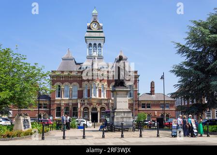 Grantham Lincolnshire Sir Isaac Newton statue de William Theed sur St Peter's Hill Grantham South Kesteven Grantham Lincolnshire Angleterre GB Europe Banque D'Images