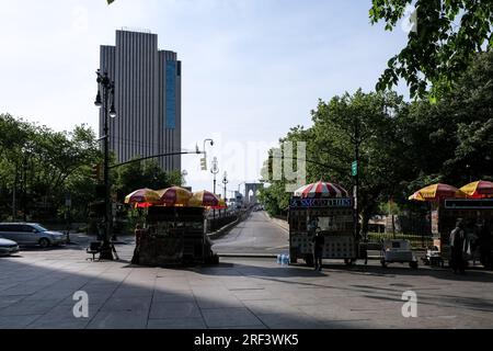 Vue de Lower Manhattan depuis le City Hall Park situé dans le quartier Civic Center entre Broadway, Park Row et Chambers Street, New York Banque D'Images