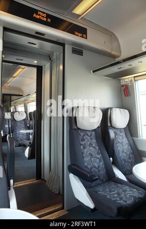 Intérieur du train Inter City IC4 classe MG construit par DSB (chemins de fer danois) par AnsaldoBreda. Banque D'Images