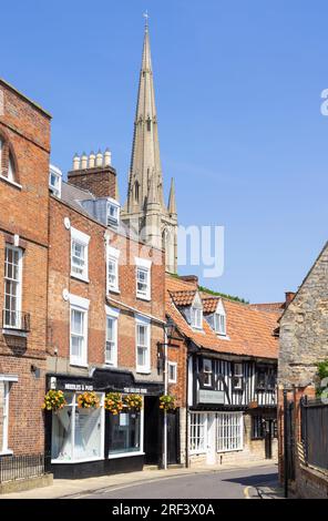 Grantham Vine Street Grantham avec le pub Blue Pig et vue sur St Wulframs Church Spire Grantham South Kesteven Lincolnshire Angleterre GB Europe Banque D'Images