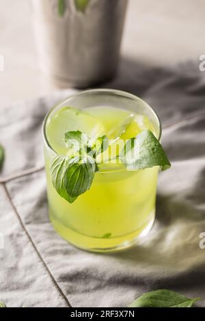 Gin Basil Smash cocktail booze le gin, le jus de citron, le sirop et les feuilles de basilic Banque D'Images