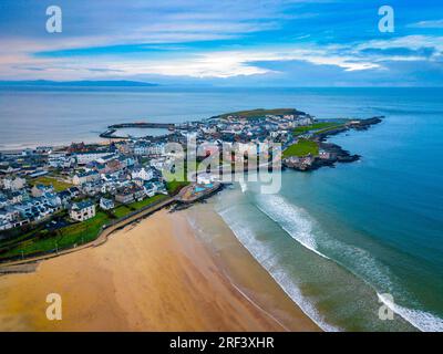 Aérien de Portrush et West Strand, comté d'Antrim, Irlande du Nord Banque D'Images