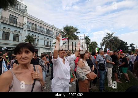 BATUMI, GÉORGIE - 31 JUILLET 2023 - des manifestants protestent contre l'arrivée du navire de croisière Astoria Grande, qui compte quelque 800 passagers, principalement russes Banque D'Images