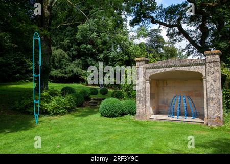 Fountain Pen de Michael Craig-Martin's (turquoise), 2019 et Pulpit de Victoria Rance, 2006 au NewArtCentre, Roche court Sculpture Park, East Winterslow Banque D'Images