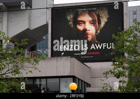 Afficher la publicité pour Black Mirror série 6 épisode Joan is affreux avec le texte Enzo is affreux. Série Netflix sur Streamberry. Jardins de Piccadilly. Manchester Banque D'Images