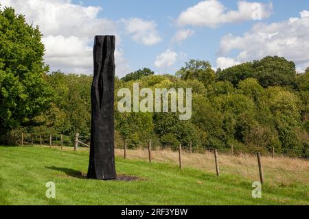 David Nash Black Flame Column, au NewArtCentre, Roche court, East Winterslow, Salisbury, Wiltshire Banque D'Images