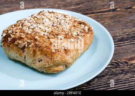 pain de blé avec muesli qui est dans la pâte et qui est saupoudré sur la surface de cuisson, un pain diététique avec l'utilisation d'ingrédients utiles Banque D'Images