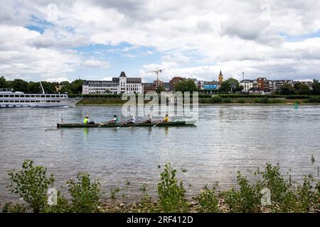 Vue depuis les rives du Rhin dans le quartier Rodenkirchen-Weiss à Porz, à gauche de l'hôtel de ville, tour de la rue Église Josef, Cologne, Allemagne Banque D'Images