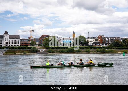 Vue depuis les rives du Rhin dans le quartier Rodenkirchen-Weiss à Porz, à gauche de l'hôtel de ville, tour de la rue Église Josef, Cologne, Allemagne Banque D'Images