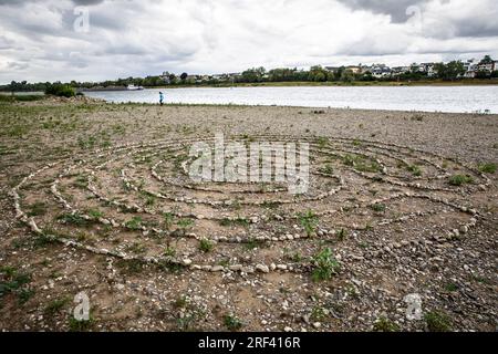 Labyrinthe de pierre sur les rives du Rhin à Rodenkirchen-Weiss, Cologne, Allemagne. Steinlabyrinthe am Rheinufer à Rodenkirchen-Weiss, Koeln, DEU Banque D'Images