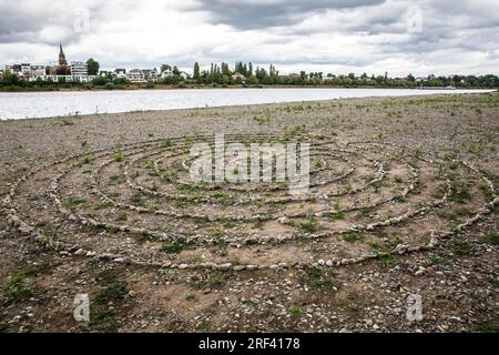 Labyrinthe de pierre sur les rives du Rhin à Rodenkirchen-Weiss, Cologne, Allemagne. Steinlabyrinthe am Rheinufer à Rodenkirchen-Weiss, Koeln, DEU Banque D'Images