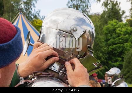 Angleterre, Kent, Maidstone, Leeds, Leeds Castle, Festival médiéval, Homme se préparant au tournoi de joute à pied Banque D'Images