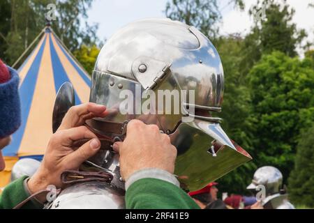 Angleterre, Kent, Maidstone, Leeds, Leeds Castle, Festival médiéval, Homme se préparant au tournoi de joute à pied Banque D'Images