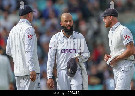 Ben Stokes, d'Angleterre, parle à Moeen Ali, d'Angleterre, lors de la LV= Insurance Ashes Fifth Test Series Day Five England v Australia au Kia Oval, Londres, Royaume-Uni, le 31 juillet 2023 (photo de Mark Cosgrove/News Images) Banque D'Images