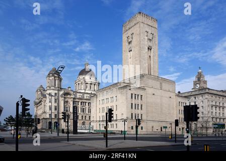 George's Dock Building (1931-1934), un bâtiment Art déco conçu par Herbert Rowse, sur Pier Head Liverpool, avec le Port of Liverpool Building derrière Banque D'Images