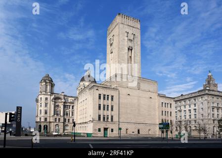 George's Dock Building (1931-1934), un bâtiment Art déco conçu par Herbert Rowse, sur Pier Head Liverpool, avec le Port of Liverpool Building derrière Banque D'Images