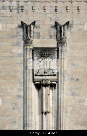 Détails Art déco sur le puits de ventilation du George's Dock Building (1931-1934), conçu par Herbert Rowse, sur le Pier Head & Waterfront de Liverpool Banque D'Images