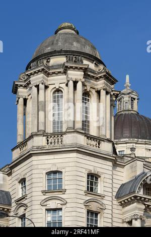 Tour d'angle du port baroque édouardien de Liverpool Building (1903-07) ou bureau des quais, Pier Head ou Waterfront Liverpool UK Banque D'Images