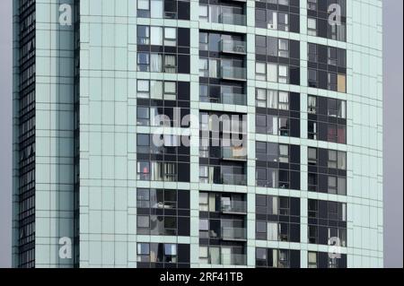 Motifs de fenêtres de la tour Alexandra moderne ou moderniste (2005-2008) ou du quartier résidentiel du Prince's Dock Liverpool Banque D'Images