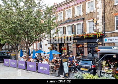 Clients buvant à l'extérieur de The York, une maison publique traditionnelle sur Islington High Street, près de The Angel, Londres, Royaume-Uni Banque D'Images