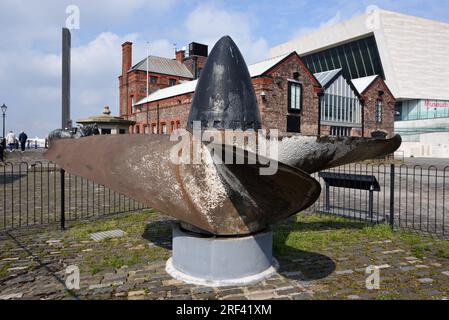 Hélice de navire ou hélice à vis de RMS Lusitania (British Ocean Liner lancé en 1906 coulé en 1915) exposée sur le Pier Head ou Waterfront Liverpool Banque D'Images