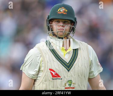 Steven Smith, de l'Australie, quitte le terrain de jeu après avoir été licencié par Zak Crawley de l'Angleterre lors de la LV= Insurance Ashes Fifth Test Series Day Five England v Australia au Kia Oval, Londres, Royaume-Uni, le 31 juillet 2023 (photo de Mark Cosgrove/News Images) Banque D'Images