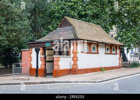 Toilettes publiques de l'arrondissement de Camden à Lincoln's Inn Fields, Holborn, Londres, Royaume-Uni Banque D'Images