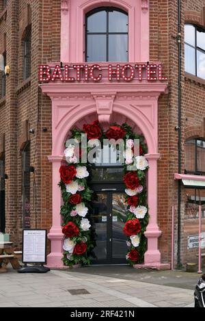 Kitsch Rose porte d'entrée et fleurs artificielles décoratives ou en plastique de l'Hôtel Baltic dans la région du Triangle Baltique de Liverpool Angleterre Royaume-Uni Banque D'Images