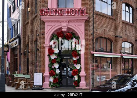 Kitsch Rose porte d'entrée et fleurs artificielles décoratives ou en plastique de l'Hôtel Baltic dans la région du Triangle Baltique de Liverpool Angleterre Royaume-Uni Banque D'Images