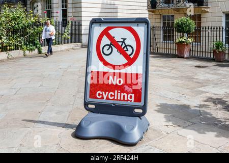 Un grand panneau interdisant le vélo dans une zone piétonne à l'extérieur de Gray's Inn Gardens, Holborn, Londres, Royaume-Uni Banque D'Images