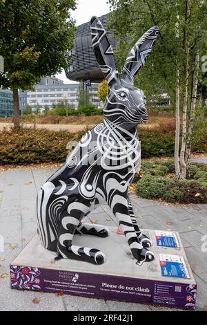 Hares of Hampshire Art Trail Southampton Angleterre 2022, The Murray Parish Trust et Wild in Art, Dazzle de Kezia Hoffman à Western Esplanade Banque D'Images