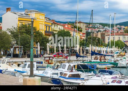 Crikvenica, Croatie - 21 juillet 2023 : place de la ville de Crikvenica, célèbre destination touristique sur la côte Adriatique croate Banque D'Images