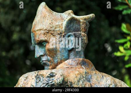 Crikvenica, Croatie - 21 juillet 2023 : statue Nikola car Crni dans le parc. Il était un héros populaire de Yougoslavie de la guerre mondiale de 2, l'œuvre d'art de Zvonko car Banque D'Images