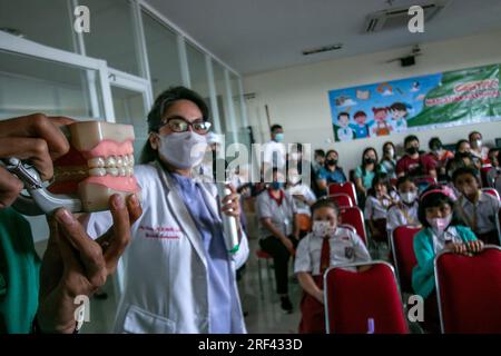 Les dentistes dispensent une formation sur la façon de maintenir l’hygiène et la santé dentaires aux élèves des écoles primaires qui visitent l’hôpital Vania Bogor, en Indonésie Banque D'Images