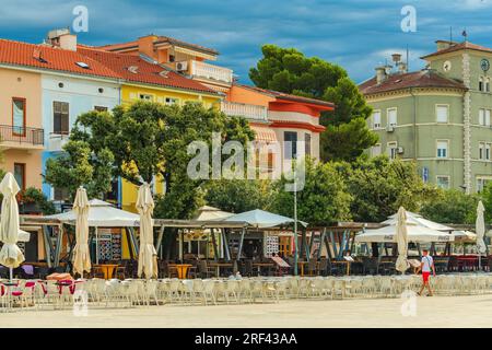 Crikvenica, Croatie - 21 juillet 2023 : place de la ville de Crikvenica, célèbre destination touristique sur la côte Adriatique croate Banque D'Images