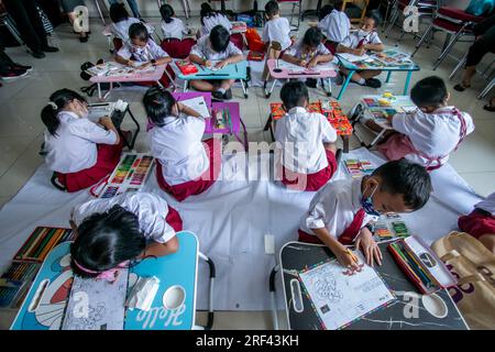 Les élèves des écoles primaires de Bogor City, en Indonésie, réalisent des activités de coloriage sur des photos sur le thème de la santé lors de leur visite à l'hôpital Vania Bogor Banque D'Images