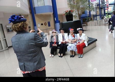 Les membres de la Townswomen's Guild posent pour une photo lors de leur conférence annuelle 2012 à Birmingham. Banque D'Images