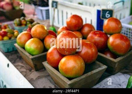 Tomates cultivées sur place exposées à la vente sur le marché des fermiers d'été local. Banque D'Images