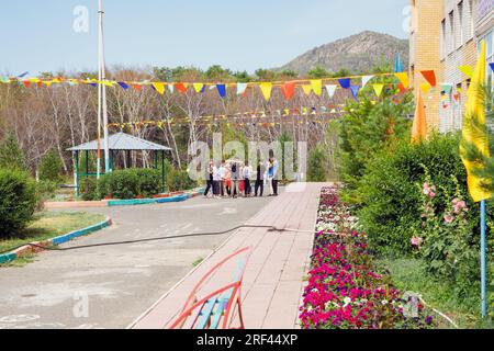 camp d'été pour enfants, rue. groupe d'enfants à distance. fleurs, montagnes et forêt. Bayanaul, Pavlodar, Kazakhstan - 07.06.2023 Banque D'Images