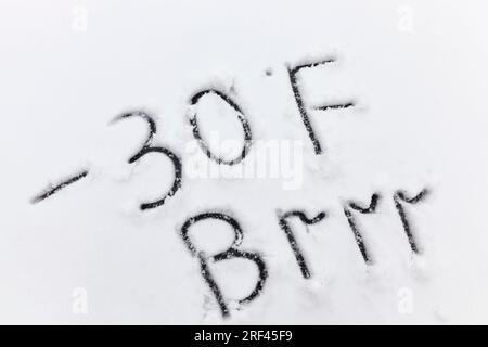 Dessiné sur la neige, les symboles de température indiquant un temps très froid négatif, qui est marqué en degrés par Fahrenheit , dessins sur le froid et froid sp Banque D'Images