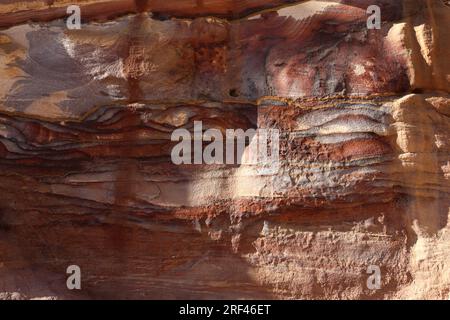 Patrons de grès autour de la ville de Petra, site du patrimoine mondial de l'UNESCO, Wadi Musa, Jordanie, Moyen-Orient Banque D'Images