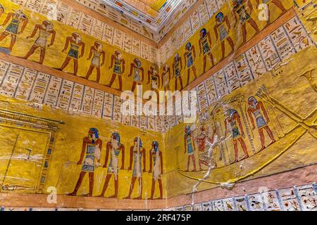 Peintures murales du Livre des portes, quatrième heure, dans la tombe de Ramsès IV, KV2, dans la Vallée des Rois Banque D'Images