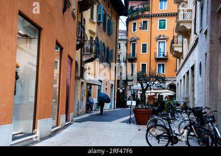 Shopping sur la via Mazzini à Vérone, Italie. Banque D'Images