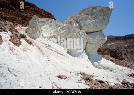 Ignimbrite (roches blanches) à Cala Rajá, Cabo de Gata, Almeria, Andalousie, Espagne. Ignibrite est une roche volcanique formée à partir d'un dépôt de flo pyroclastique Banque D'Images