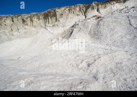 Ignimbrite (roche blanche) ; Morron de los Genoveses, Cabo de Gata, Almeria, Andalousie, Espagne. Ignimbrite est une roche volcanique formée par un dépôt de pyrocl Banque D'Images