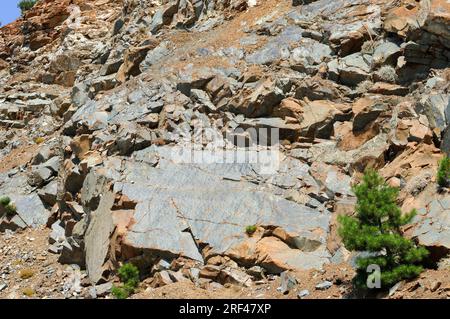 La serpentinite est une roche métamorphique formée par serpentinisation de roches mafiques ou ultramafiques. Cette photo a été prise en Turquie. Banque D'Images