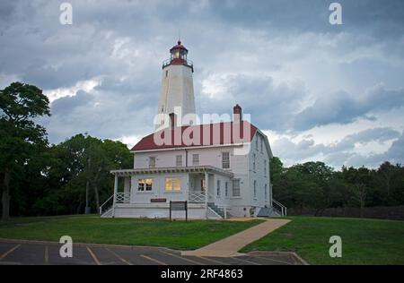 La menace d'une averse et de nuages orageux engloutissent le phare de Sandy Hook à fort Hancock à Sandy Hook, New Jersey -88 Banque D'Images