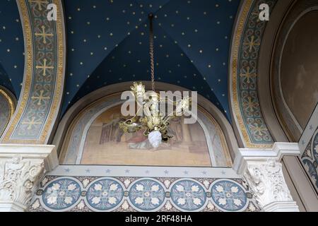 Voûte avec lustre dans l'entrée de la Sainte Eglise Métropolitaine de l'Annonciation à Athènes-Grèce Banque D'Images