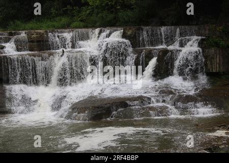 Un profil latéral d'une photo de distance des chutes inférieures au parc d'État de Taughannock Banque D'Images